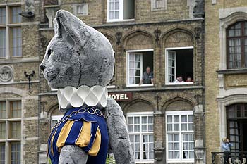 Tête de l'ambassadeur du roi chat défilant deavant les fenêtres de la grande place d'Ypres - Kattenstoet 2006 - fête des chats - Ieper - Ypres - © Norbert Pousseur