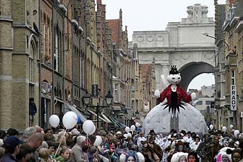 La reine géante des chats avançant dans le défilé - Kattenstoet 2006 - fête des chats - Ieper - Ypres - © Norbert Pousseur