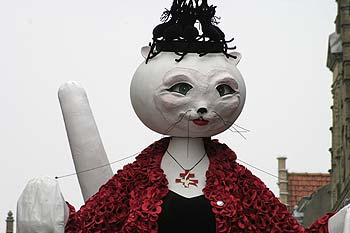 Tête géante de la reine des chats  - Kattenstoet 2006 - fête des chats - Ieper - Ypres - © Norbert Pousseur