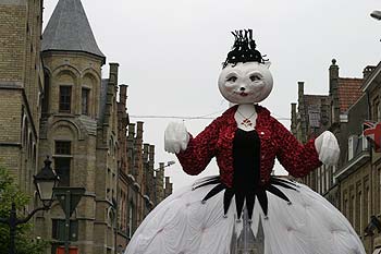 Buste de la reine géante des chats avançant dans une rue d'Ypres  - Kattenstoet 2006 - fête des chats - Ieper - Ypres - © Norbert Pousseur