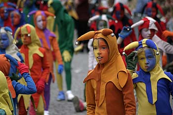 Troupe d'enfants déguisés en fous du roi - Kattenstoet 2006 - fête des chats - Ieper - Ypres - © Norbert Pousseur