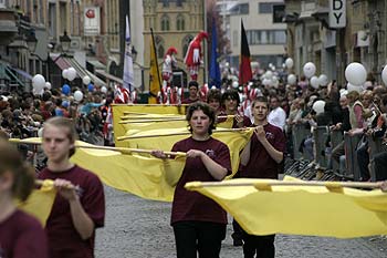 Jeu de drapeaux jaunes  - fête des chats - Ieper - Ypres - © Norbert Pousseur