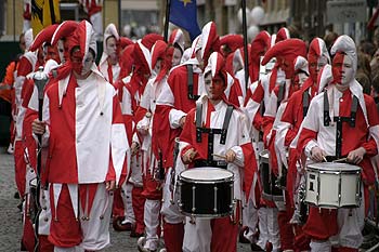 Orchestre du collège, habillé en fou blanc et rouge  - Kattenstoet 2006 - fête des chats - Ieper - Ypres - © Norbert Pousseur