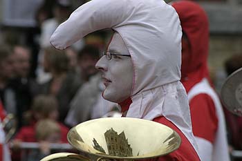 Joueur de trompette en pierrot blanc et rouge - Kattenstoet 2006 - fête des chats - Ieper - Ypres - © Norbert Pousseur