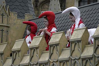 Elèves blanc et rouge juché sur les fenêtres du collège - Kattenstoet 2006 - fête des chats - Ieper - Ypres - © Norbert Pousseur