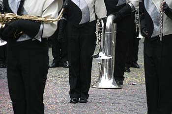 Fanfare de fin de défilé en attente - Kattenstoet 2006 - fête des chats - Ieper - Ypres - © Norbert Pousseur