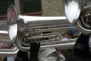 Les trompettes de la fanfare de fin de défilé - Kattenstoet 2006 - fête des chats - Ieper - Ypres - © Norbert Pousseur