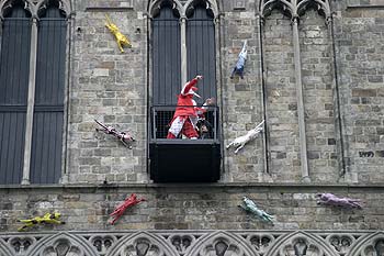 jeteur de chats en haut de la tour - Kattenstoet 2006 - fête des chats - Ieper - Ypres - © Norbert Pousseur