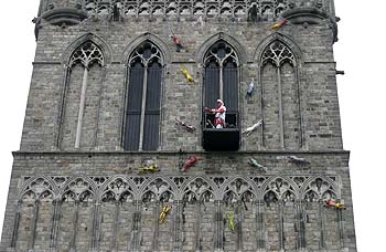 La tour de la Halle aux draps avec le jeteur de chat - Kattenstoet 2006 - fête des chats - Ieper - Ypres - © Norbert Pousseur