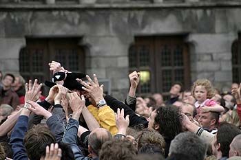 Réception d'un chat dans la foule - Kattenstoet 2006 - fête des chats - Ieper - Ypres - © Norbert Pousseur