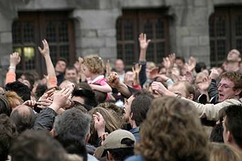 La foule s'arrachant un chat - Kattenstoet 2006 - fête des chats - Ieper - Ypres - © Norbert Pousseur