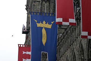 Jet de chat du haut de la tour - Kattenstoet 2006 - fête des chats - Ieper - Ypres - © Norbert Pousseur