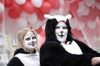 couple grimmé en chat sur un quad  Yamaha du groupe publicitaire Malengier - Kattenstoet 2006 - fête des chats - Ieper - Ypres - © Norbert Pousseur