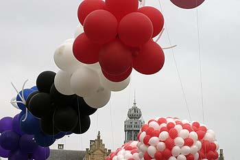 Place avec les ballons de la fête - Kattenstoet 2006 - fête des chats - Ieper - Ypres - © Norbert Pousseur