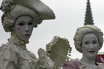 Couple de femme en habit de cour sur échasses en animation - Kattenstoet 2006 - fête des chats - Ieper - Ypres - © Norbert Pousseur