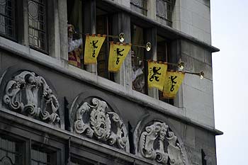 Sonnerie de trompettes annonçant le procès de la sorcière - Kattenstoet 2006 - fête des chats - Ieper - Ypres - © Norbert Pousseur