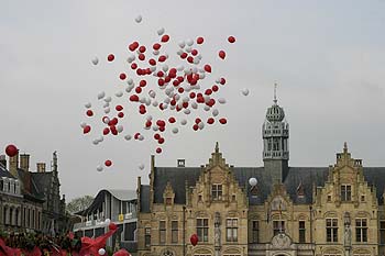 Laché de ballons pour le jugement de la sorcière - Kattenstoet 2006 - fête des chats - Ieper - Ypres - © Norbert Pousseur
