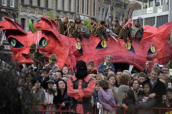 Le bourreau et le chat d'enfer devant le bûcher - Kattenstoet 2006 - fête des chats - Ieper - Ypres - © Norbert Pousseur