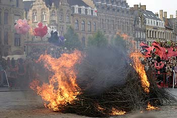 Mise à feu du bûcher - Kattenstoet 2006 - fête des chats - Ieper - Ypres - © Norbert Pousseur