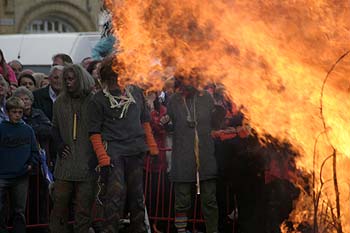 Les flammes du bûcher - Kattenstoet 2006 - fête des chats - Ieper - Ypres - © Norbert Pousseur