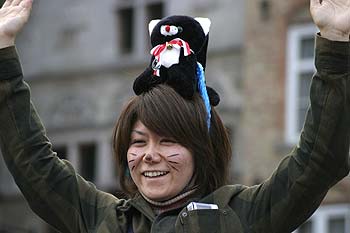 une heureuse visiteuse asiatique avec le chat mascotte - Kattenstoet 2006 - fête des chats - Ieper - Ypres - © Norbert Pousseur