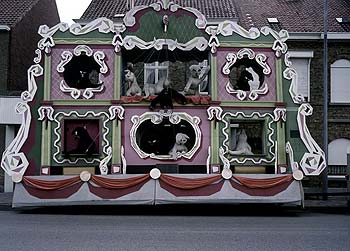 Char de théâtre de chats marionnettes - Kattenstoet 1977 - fête des chats - Ieper - Ypres - © Norbert Pousseur