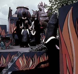 Personnages-chats sur char du diable - Kattenstoet 1977 - fête des chats - Ieper - Ypres - © Norbert Pousseur