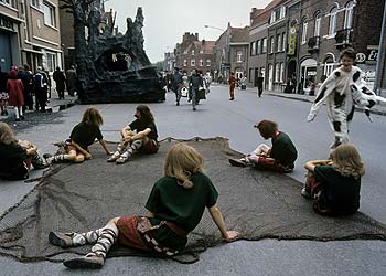 Vikings attendant le défilé - Kattenstoet 1977 - fête des chats - Ieper - Ypres - © Norbert Pousseur