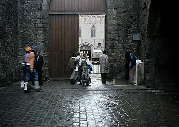 Allée de la halle aux draps avec pissotière - Kattenstoet 1977 - Kattenstoet 1977 - fête des chats - Ieper - Ypres - © Norbert Pousseur