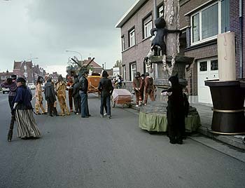 chars à bougie en attente - Kattenstoet 1977 - fête des chats - Ieper - Ypres - © Norbert Pousseur