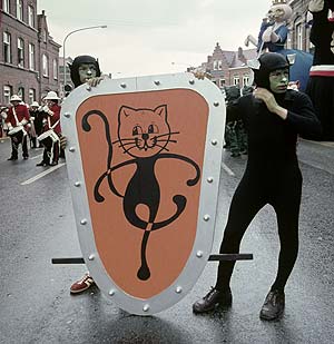 bouclier à l'enseigne du chat de 1977 - Kattenstoet 1977 - fête des chats - Ieper - Ypres - © Norbert Pousseur