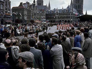 Défilé d'un groupe en rose sur la grande place - Kattenstoet 1977 - fête des chats - Ieper - Ypres - © Norbert Pousseur