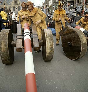 Serveurs de canon - Kattenstoet 1977 - fête des chats - Ieper - Ypres - © Norbert Pousseur