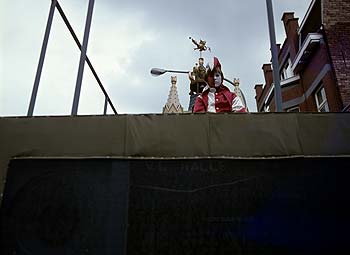 Garçon en  blanc et rouge juché sur son char - Kattenstoet 1977 - fête des chats - Ieper - Ypres - © Norbert Pousseur