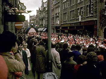 La reine chat défilant devant la foule de 1977  - Kattenstoet 1977 - fête des chats - Ieper - Ypres - © Norbert Pousseur