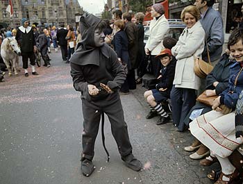 Chat vengeur jetant des confettis - Kattenstoet 1977 - fête des chats - Ieper - Ypres - © Norbert Pousseur