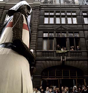 Chevalier géant défilant dans les rues d'Ypres - Kattenstoet 1977 - fête des chats - Ieper - Ypres - © Norbert Pousseur