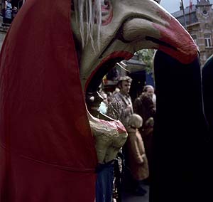 Visage souriant dans masque de sorcière - Kattenstoet 1977 - fête des chats - Ieper - Ypres - © Norbert Pousseur