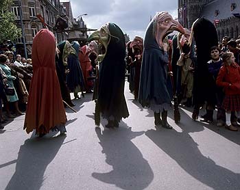 Grands masques de sorcières défilant - Kattenstoet 1977 - fête des chats - Ieper - Ypres - © Norbert Pousseur