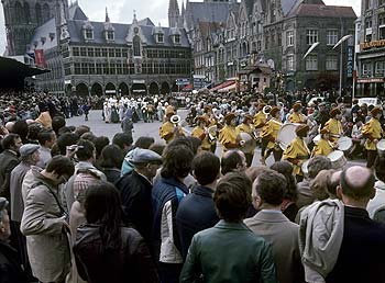 Musiciens Défilant dans la foule sur la grande place - Kattenstoet 1977 - fête des chats - Ieper - Ypres - © Norbert Pousseur