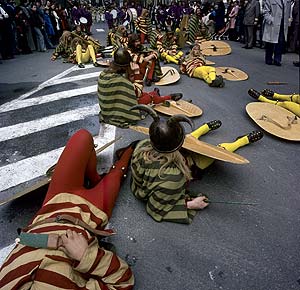 Vikings allongés à terre, dans le défilé - Kattenstoet 1977 - fête des chats - Ieper - Ypres - © Norbert Pousseur