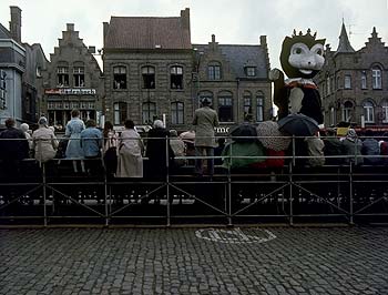 Le roi chat défilant devant la foule de 1977  - Kattenstoet 1977 - fête des chats - Ieper - Ypres - © Norbert Pousseur