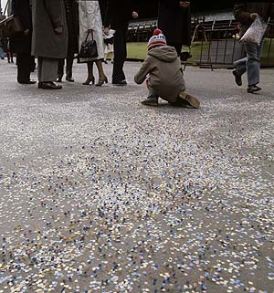 Enfant ramassant des confettis  - Kattenstoet 1977 - fête des chats - Ieper - Ypres - © Norbert Pousseur
