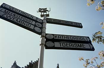 Panneau indicateur avec chat - Kattenstoet 1977 - fête des chats - Ieper - Ypres - © Norbert Pousseur