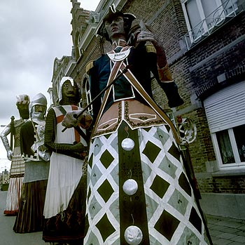 Cohorte de mannequins géants de chevaliers - Kattenstoet 1977 - fête des chats - Ieper - Ypres - © Norbert Pousseur
