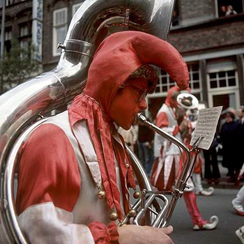 Groupe de musique en  blanc et rouge - Kattenstoet 1977 - fête des chats - Ieper - Ypres - © Norbert Pousseur