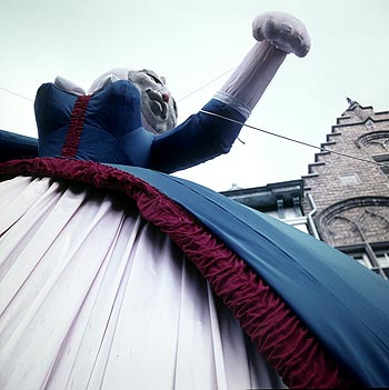 Buste de la reine vêtue de bleu - Kattenstoet 1977 - fête des chats - Ieper - Ypres - © Norbert Pousseur