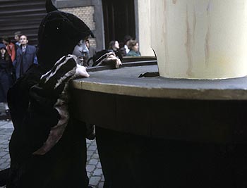 Petit chat noir et blanc devant bougie géante - Kattenstoet 1977 - fête des chats - Ieper - Ypres - © Norbert Pousseur