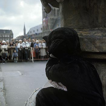 Petit chat noir et blanc devant son chandelier géant - Kattenstoet 1977 - fête des chats - Ieper - Ypres - © Norbert Pousseur