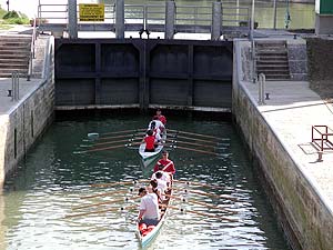 Canoés devant l'écluse du canal de Vaires - © Norbert Pousseur